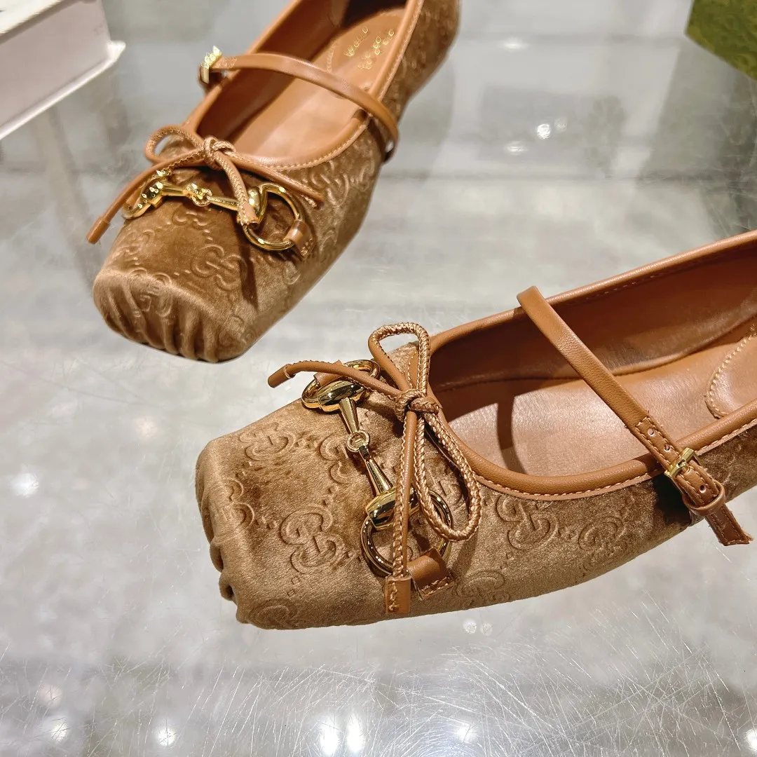 👟👟Ex-factory price 560👟👟 Gucci Horsebit series women's ballet flats. This iconic horsebit ballet flats features a square toe design and elegant bow details, paying tribute to the traditional ballet shoe style. This piece is crafted from Gucci ankh leather and embellished with a light gold-tone horsebit buckle. A 'sacchetto' construction with a soft, padded insole provides a great fit. ✅Size: 35-42 (customized for 40-42) ✅Sole material: Imported Italian genuine leather sole ✅Packaging: Brand new red box packaging